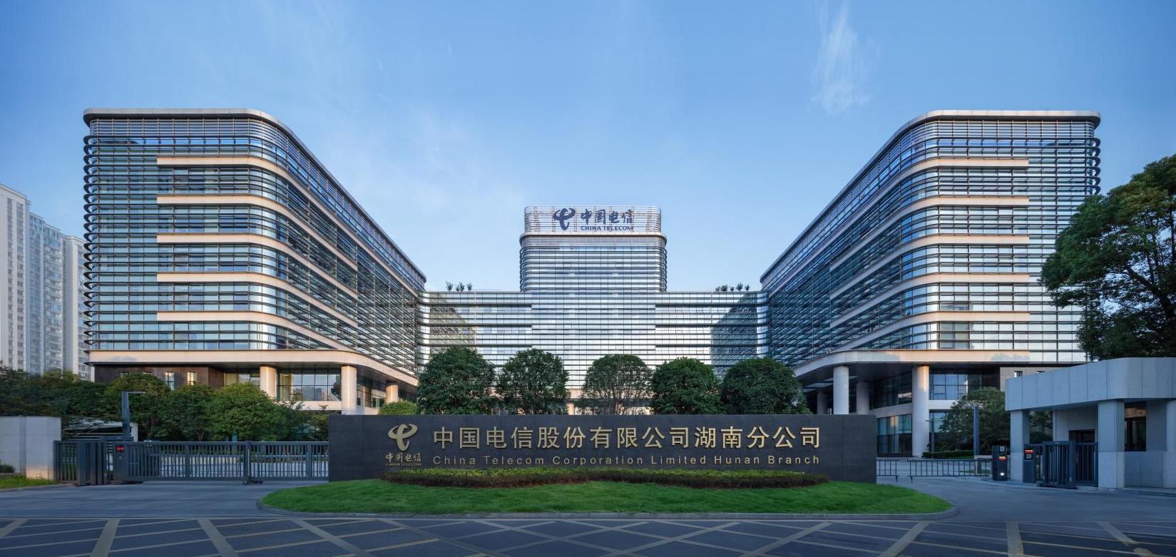 公司承建的湖南信息園（調(diào)度大樓、通信機(jī)房、地下室、附屬樓）工程榮獲兩項(xiàng)（土建、安裝）中國(guó)建設(shè)工程魯班獎(jiǎng)